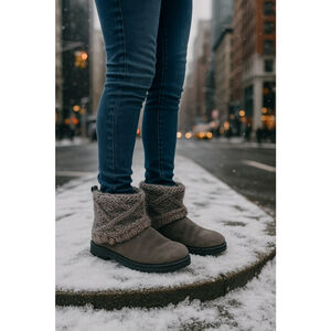 Muk Luks Gray Faux Suede Knit Cuff Ankle Boots 9 Cozy Winter Ski Resort Snow Bun